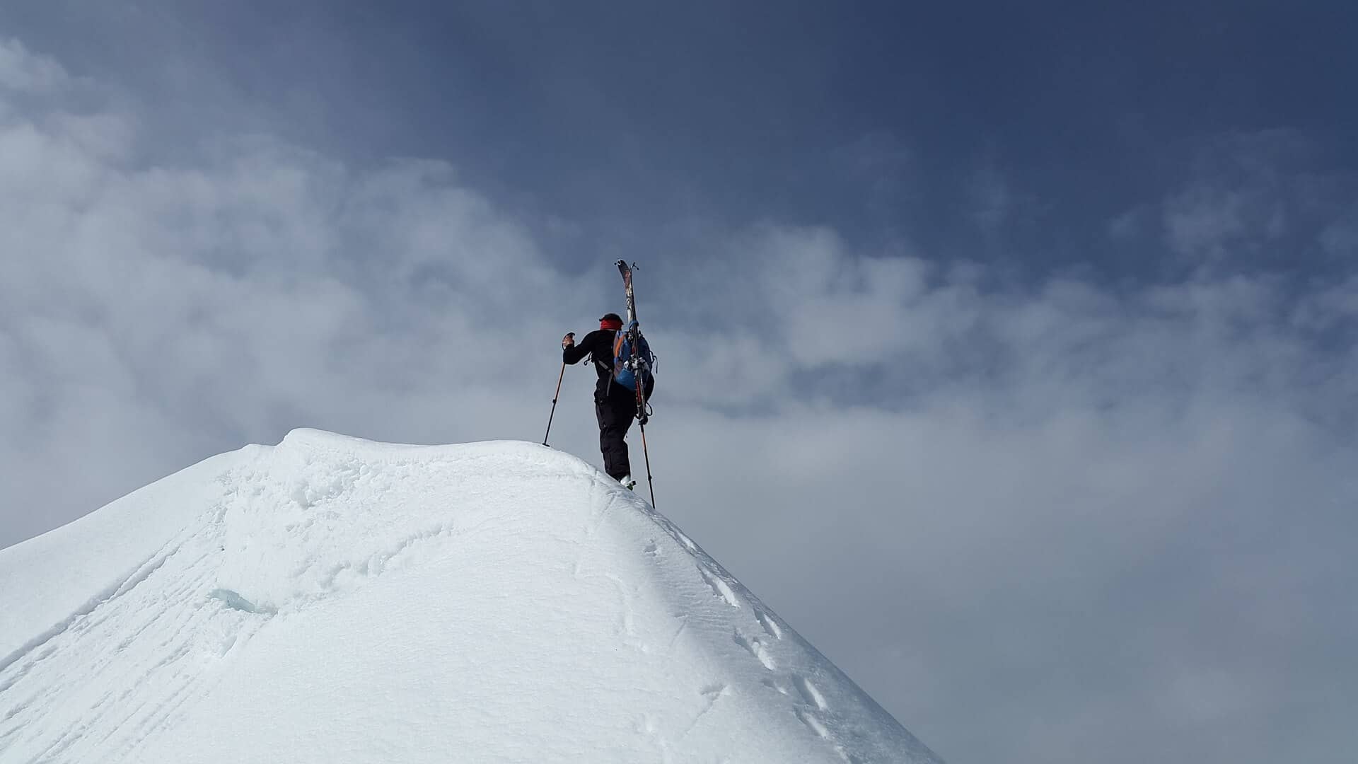How to plan a safe mountain tour?