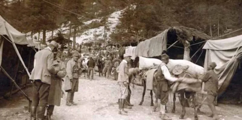A view of the storage facilities Fassungsstelle Vosshütte beneath the modern-day Erjavčeva Koča. In the first year of the war, various military tents were set up for storage and were later replaced by wooden structures.